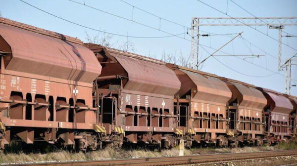 Хотіла зробити селфі: у Львові дівчинку вразило струмом на даху вагона0