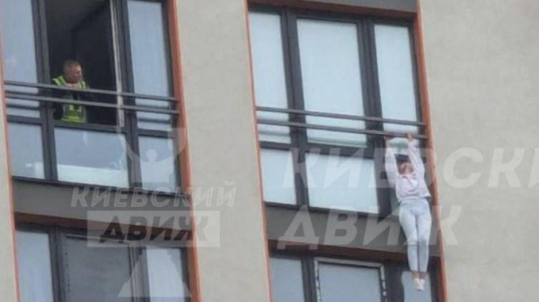 Висить на руках з 23 поверху: у Києві дівчина намагається скоїти самогубство0