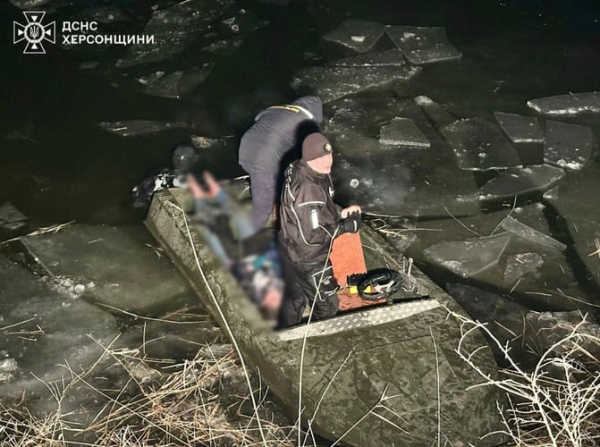 На Херсонщині водолази витягли тіла двох дітей, що провалилися під кригу1