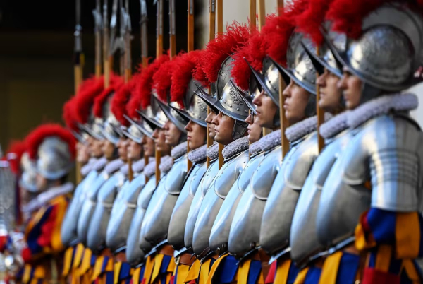 Швейцарські гвардійці почали репетирувати похорон Папи Франциска - ЗМІ1