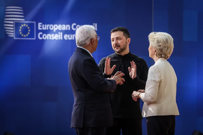 Єврокомісія звільнила перекладачку, яка попри заборону робила нотатки на зустрічі із Зеленським Єврокомісія звільнила перекладачку, яка попри заборону робила нотатки на зустрічі із Зеленським