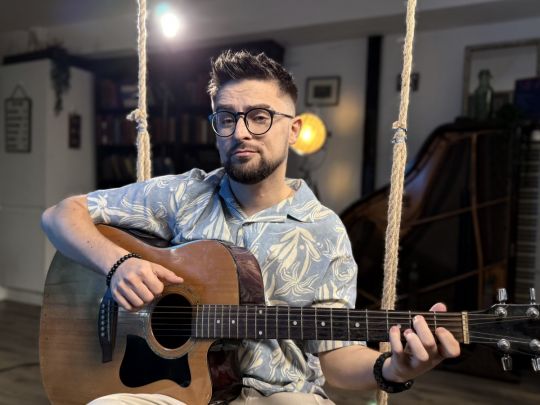 «Погляд ніколи не бреше»: український співак заінтригував новим хітом0