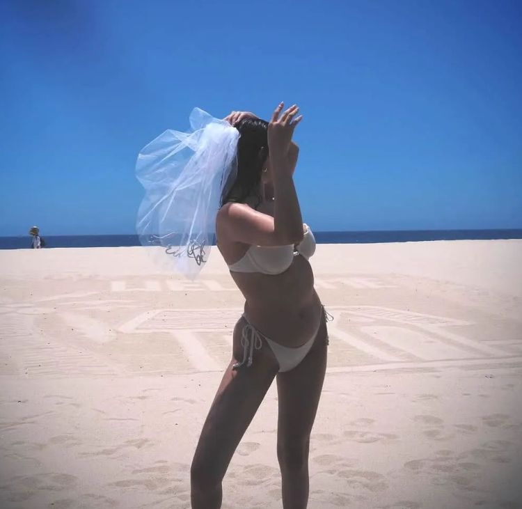 Селена Гомес відзначила дівич-вечір у бікіні та фаті1