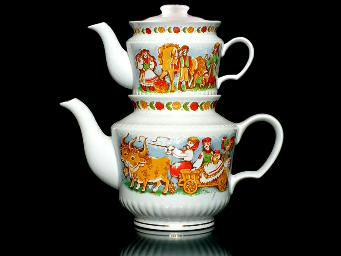 Декольні малюнки О. Томків-Войтович «Сорочинський ярмарок» на предметах чайного сервізу форми В. Спиці, Д. Павлусика «Ромашка». Тернопільський фарфоровий завод. 19915