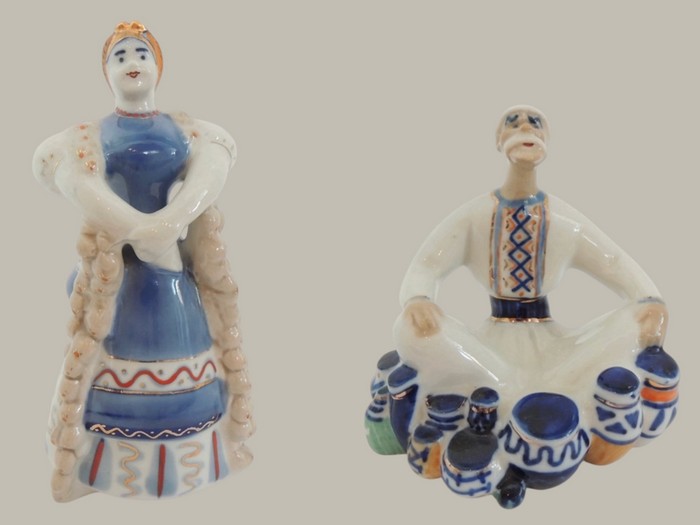 В. Трегубова. «Продавчиня цибулі», «Гончар із горщиками» — зі скульптурної композиції «Сорочинський ярмарок». Коростенський фарфоровий завод. 19661