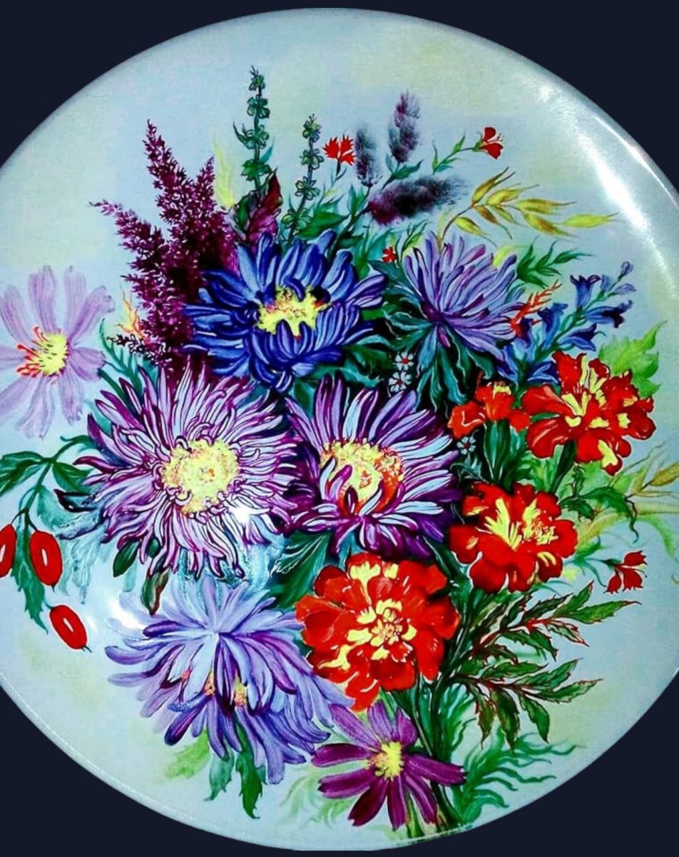 Ю. Красна. Таріль «Квіткова ода літа» Київ. 2009.2