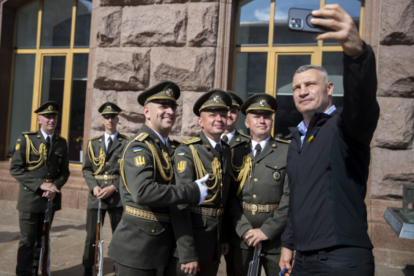 Віталій Кличко взяв участь у церемонії підняття Державного Прапора України біля київської мерії7