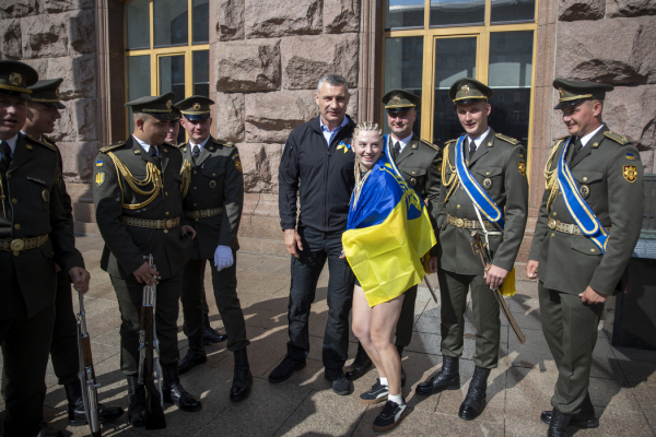 Віталій Кличко взяв участь у церемонії підняття Державного Прапора України біля київської мерії8