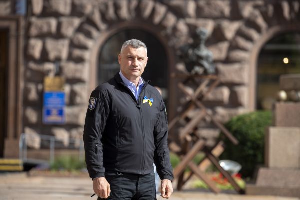 Віталій Кличко взяв участь у церемонії підняття Державного Прапора України біля київської мерії5