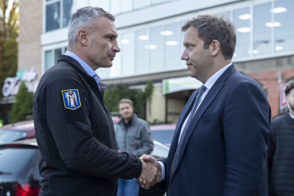 Віталій Кличко зустрівся з віцеканцлером і міністром фінансів Німеччини Ларсом Клінгбайлем та показав будинок на Святошині, де 31 липня російська ракета зруйнувала підʼїзд, і де загинули 29 людей7