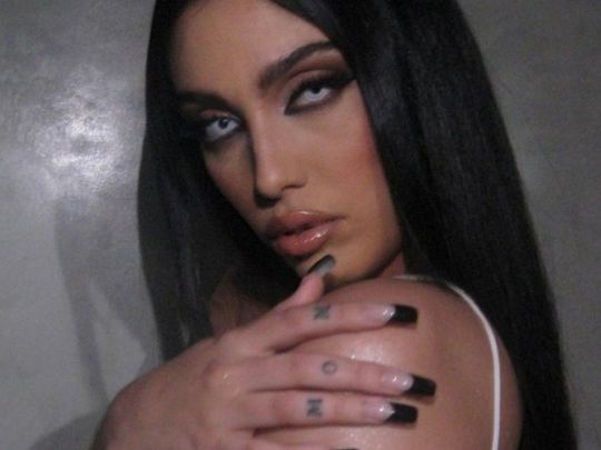 Прикрила себе довгим волоссям: дочка Мадонни вразила чорною сукнею-комбінацією на Ібіці0