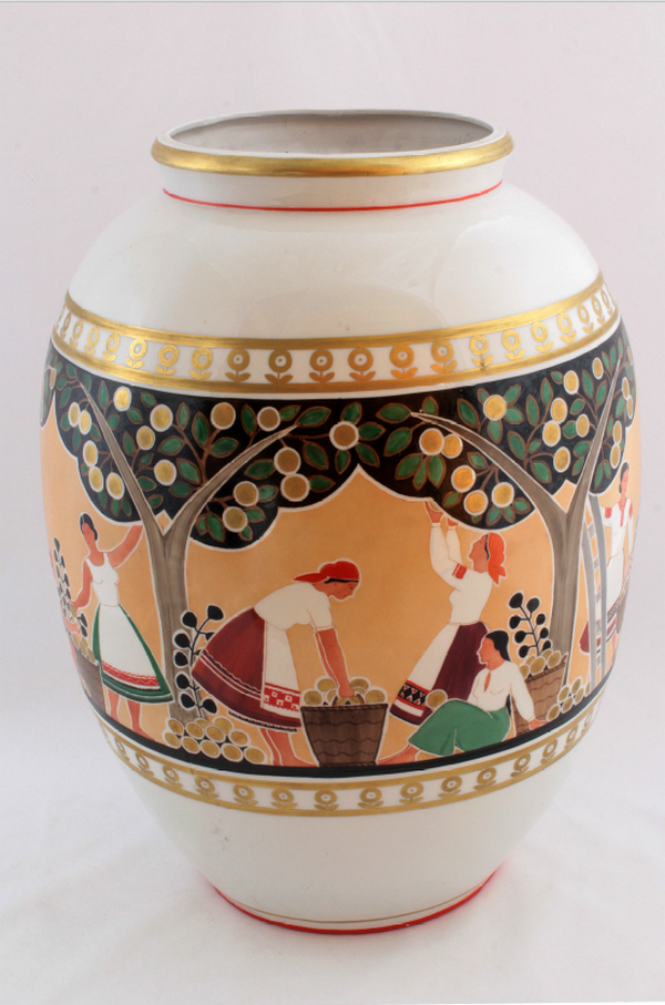 С. Голембовська, Г. Головіна. Ваза «Збір врожаю». Київський експериментальний кераміко-художній завод. 1960. Національний музей декоративного мистецтва України4