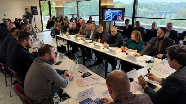 Комітет з питань економічного розвитку під час виїзного засідання у Кам’янці-Подільському обговорив сучасні виклики та інструменти залучення інвестицій, шляхи покращення бізнес-клімату та посилення довіри інвесторів до української економіки2