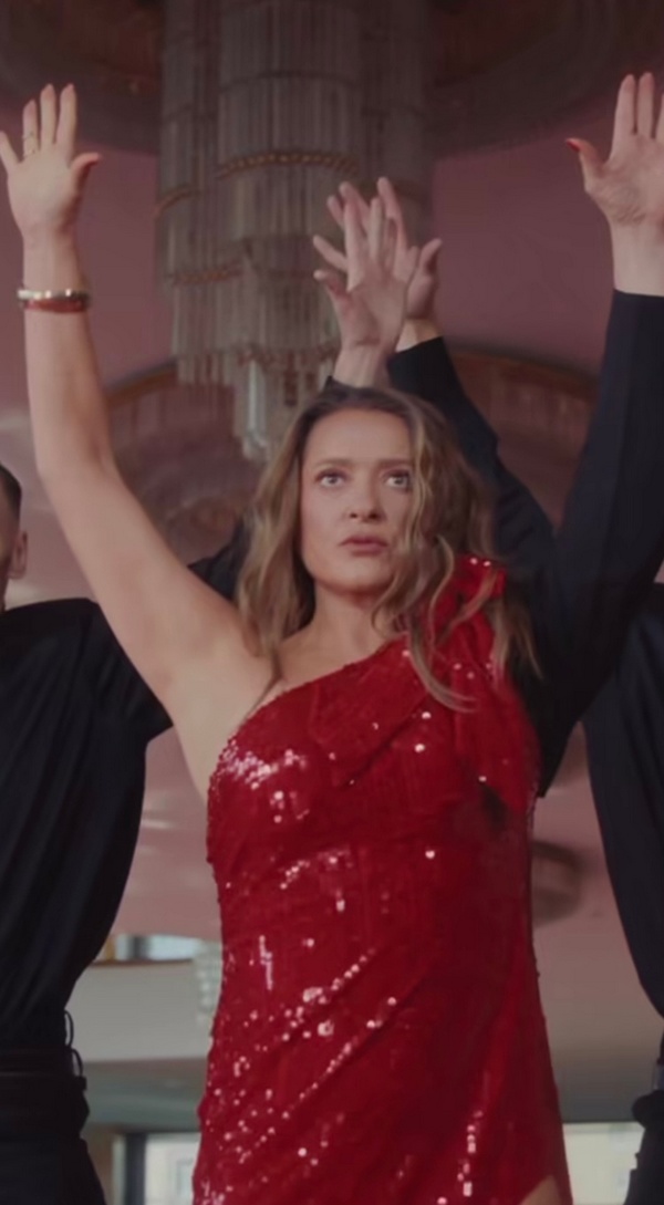 Знімали кліп у Національному палаці “Україна” (фото: скриншот відео)2