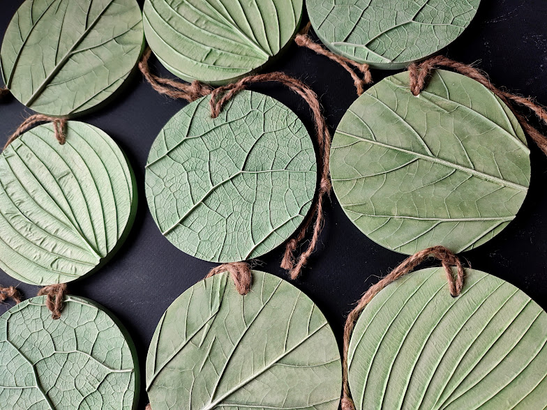 Текстуру листка передано у роботах з ювелірною точністю Текстуру листка передано у роботах з ювелірною точністю3