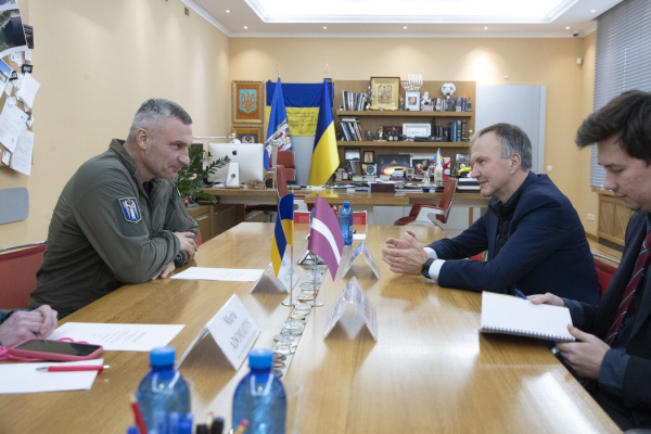 Віталій Кличко зустрівся з Надзвичайними і Повноважними Послами Латвійської та Чеської Республік в Україні Андрейсом Пілдеговічсом і Лубошем Весели3
