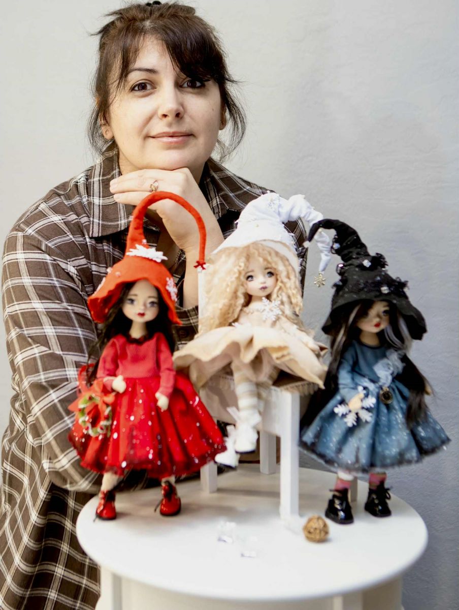Катерина Бойко: «Лялечки з цієї колекції казкові та чарівні, особливо якщо поєднати їх з новорічним декором, гірляндами, свічками» Катерина Бойко: «Лялечки з цієї колекції казкові та чарівні, особливо якщо поєднати їх з новорічним декором, гірляндами, свічками»5