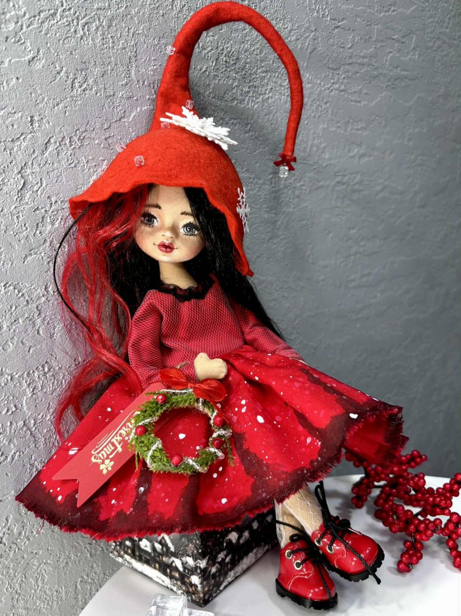 Ця лялечка у червоному вбранні налаштовує на святковий настрій Ця лялечка у червоному вбранні налаштовує на святковий настрій1