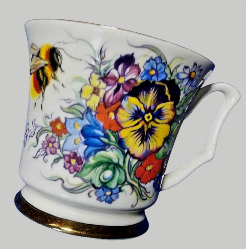 Ю. Красна. Чашка з бджолою та квітами. Київський експериментальний кераміко-художній завод. 1980-ті роки3