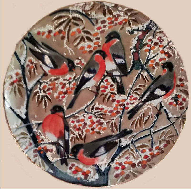 П. Щербонос. Декоративне блюдо “Зимові наші гості”. Бориславський фарфоровий завод. 1983 П. Щербонос. Декоративне блюдо “Зимові наші гості”. Бориславський фарфоровий завод. 19834