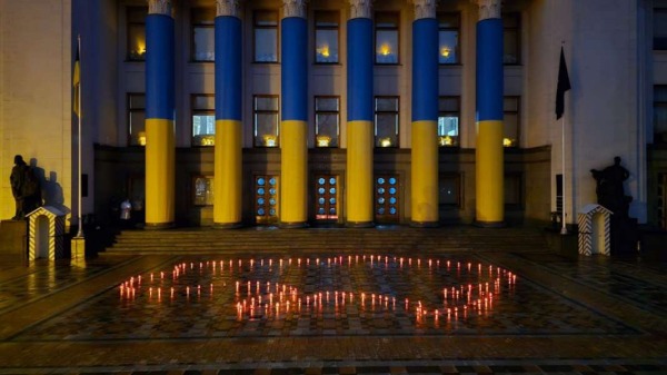 Перед Верховною Радою України запалили свічки на вшанування жертв Голодомору1