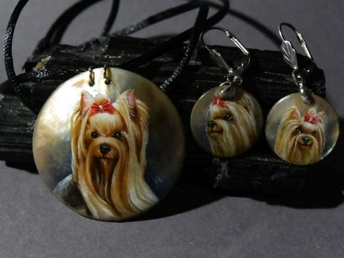 Харизматичні йорки майстерно зображені на пластинах натурального перламутру. Харизматичні йорки майстерно зображені на пластинах натурального перламутру.2