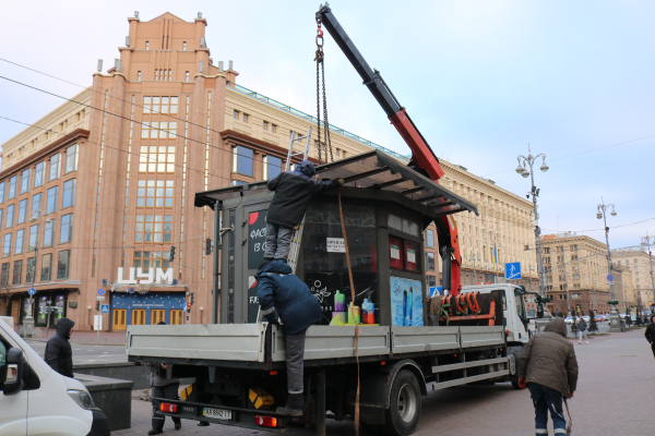 На вул. Хрещатик демонтували першу тимчасову споруду, у якої закінчився строк дії дозвільних документів3