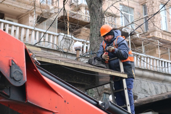 На вул. Хрещатик демонтували першу тимчасову споруду, у якої закінчився строк дії дозвільних документів4