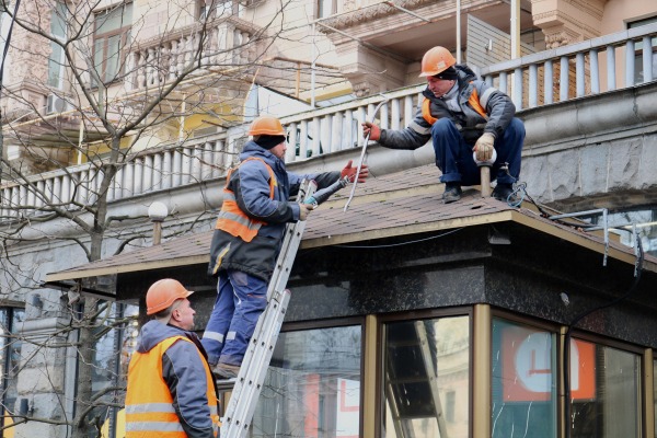 На вул. Хрещатик демонтували першу тимчасову споруду, у якої закінчився строк дії дозвільних документів2