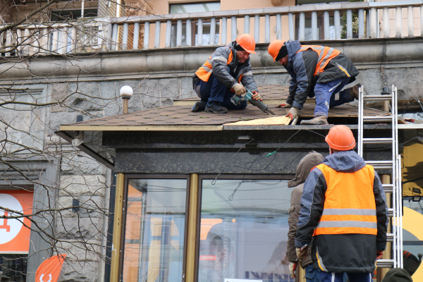 На вул. Хрещатик демонтували першу тимчасову споруду, у якої закінчився строк дії дозвільних документів5