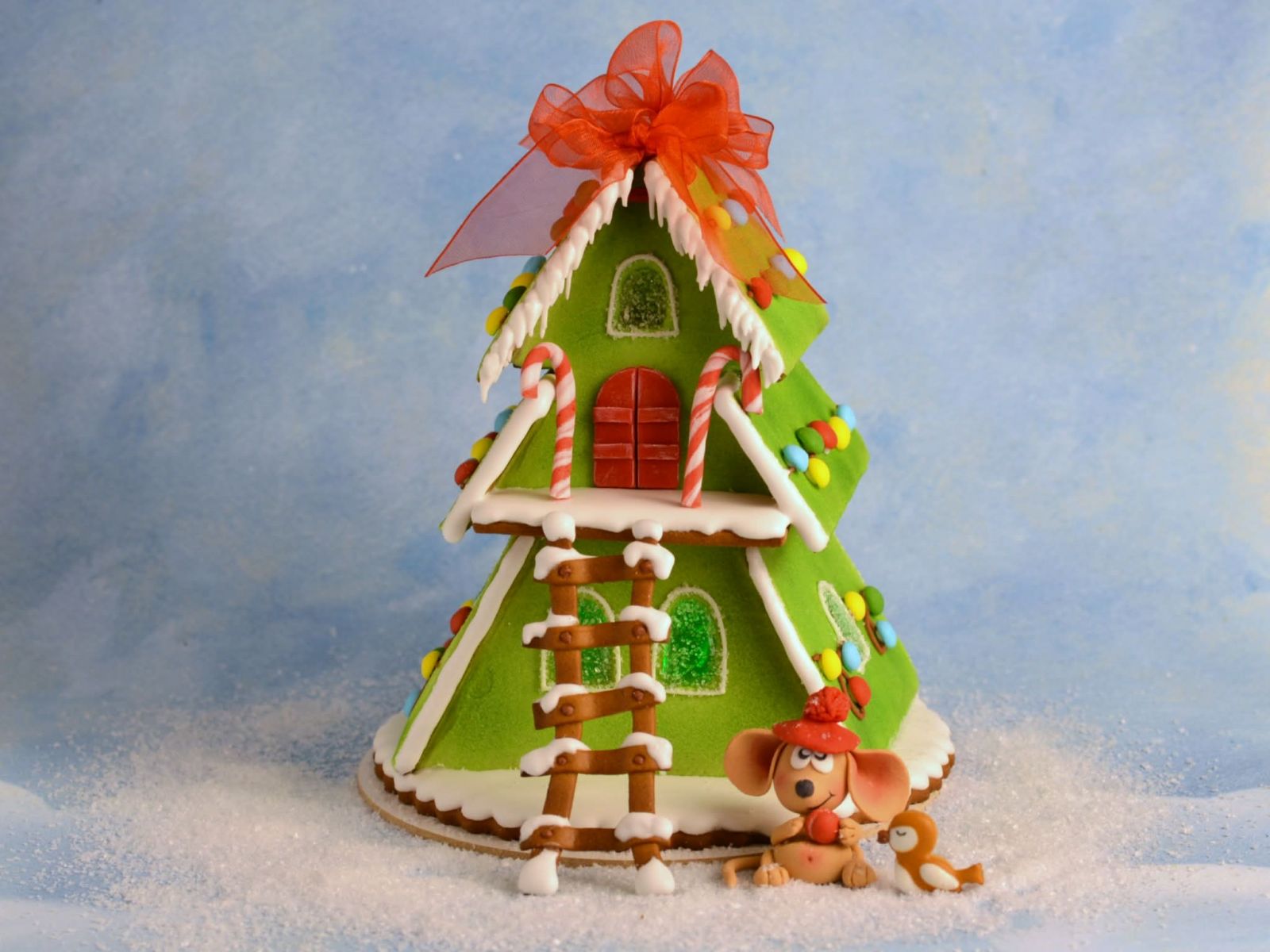 «На  всіх моїх будиночках багато бантів, які зараз у тренді»  - Ось ялинка ‐ хатинка, в якій живе смішна мишка, - говорить Олена Зіберт. - Вона по драбині спускається вниз і разом з пташками прикрашає свою ялинку до свят. А після свят зніме солодкі цукрові кульки з ялинки і поласує ними.1