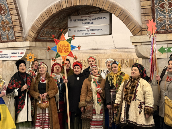 Різдво у столичному метро: спільнота «Київська коляда» виконала колядки на станції «Золоті Ворота»3