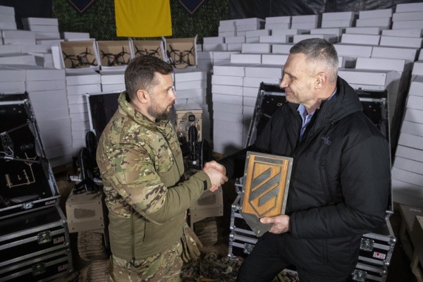 Віталій Кличко передав від громади столиці на фронт іще понад 10 000 БпЛА різних типів і 20 наземних роботизованих комплексів0