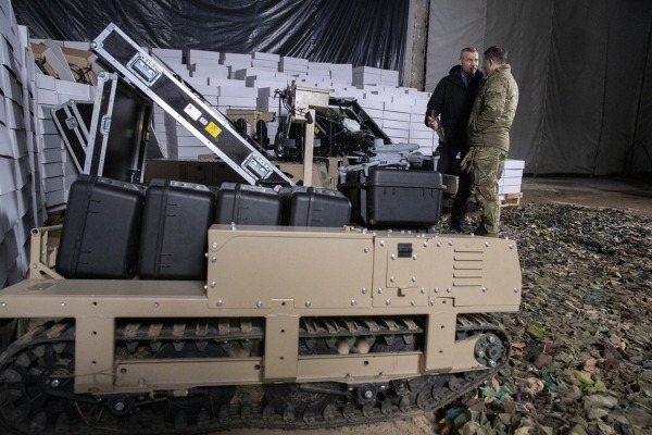 Віталій Кличко передав від громади столиці на фронт іще понад 10 000 БпЛА різних типів і 20 наземних роботизованих комплексів3