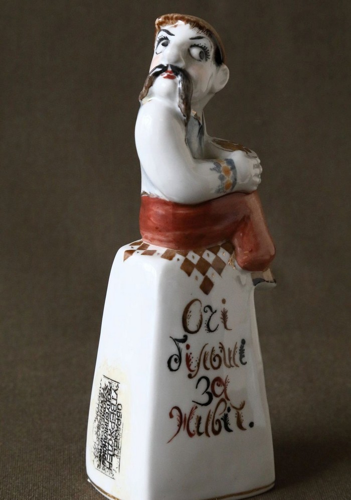 В. Албул Н. Албул. «Скупий» («Очі більші за живiт. Шкода сиру, шкода й зятя»). Городницький фарфоровий завод. 1983 рік. Музей історичної спадщини та виробів Городницького фарфорового заводу.5