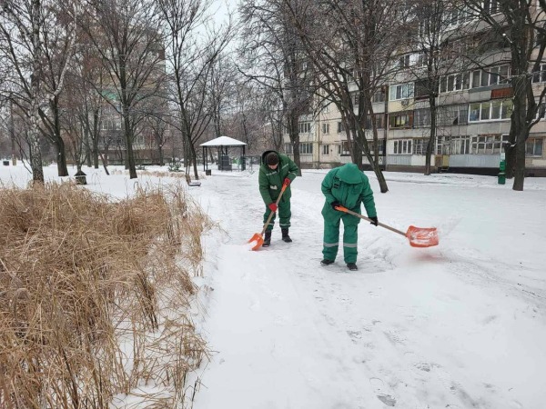 До протиожеледної обробки та розчищення доріг і тротуарів у столиці задіяно понад 260 одиниць техніки «Київавтодору»6