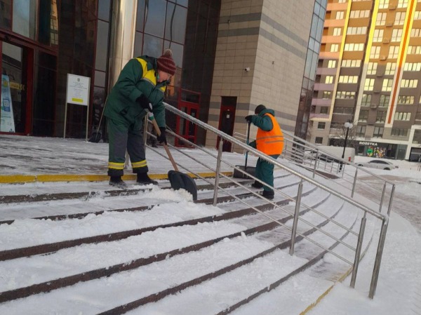 До протиожеледної обробки та розчищення доріг і тротуарів у столиці задіяно понад 260 одиниць техніки «Київавтодору»3