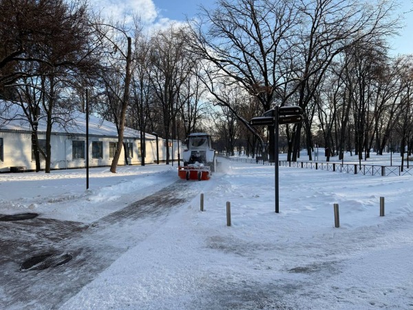 До протиожеледної обробки та розчищення доріг і тротуарів у столиці задіяно понад 260 одиниць техніки «Київавтодору»2