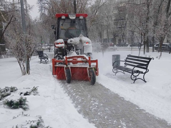 До протиожеледної обробки та розчищення доріг і тротуарів у столиці задіяно понад 260 одиниць техніки «Київавтодору»5