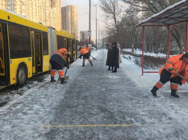 До протиожеледної обробки та розчищення доріг і тротуарів у столиці задіяно понад 260 одиниць техніки «Київавтодору»1
