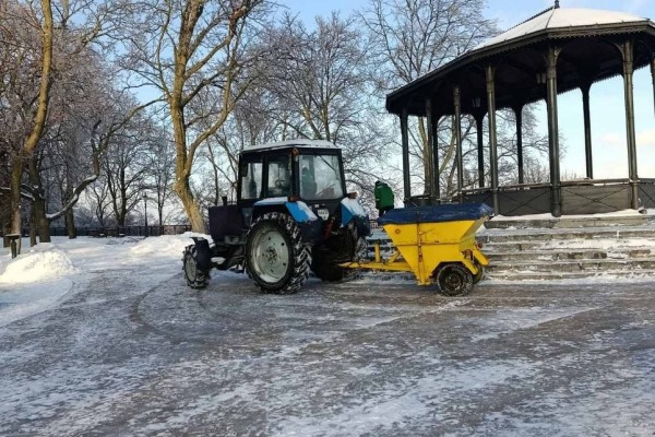 Дороги й тротуари столиці обробляють протиожеледними засобами та розчищають 192 одиниці спецтехніки КК «Київавтодор»2