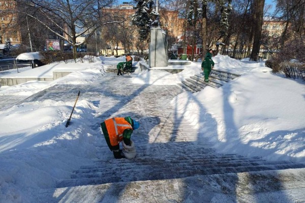 Дороги й тротуари столиці обробляють протиожеледними засобами та розчищають 192 одиниці спецтехніки КК «Київавтодор»1