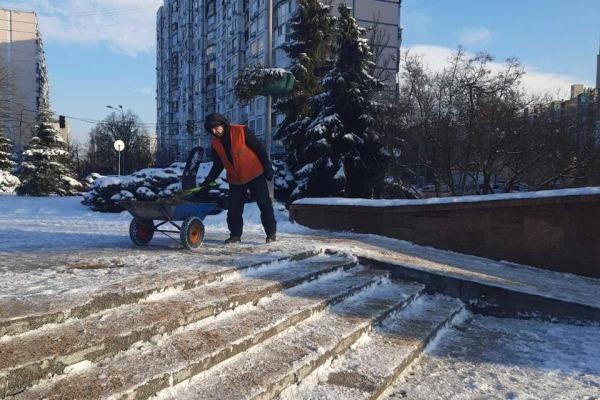 Дороги й тротуари столиці обробляють протиожеледними засобами та розчищають 192 одиниці спецтехніки КК «Київавтодор»7