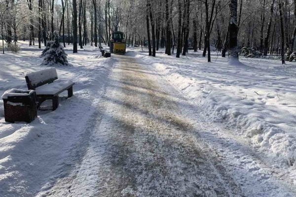 Дороги й тротуари столиці обробляють протиожеледними засобами та розчищають 192 одиниці спецтехніки КК «Київавтодор»4