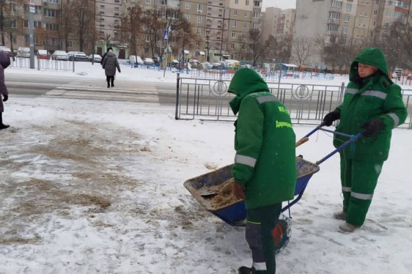 Дороги й тротуари столиці обробляють протиожеледними засобами та розчищають 192 одиниці спецтехніки КК «Київавтодор»9