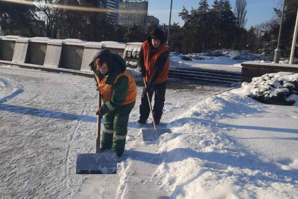 Дороги й тротуари столиці обробляють протиожеледними засобами та розчищають 192 одиниці спецтехніки КК «Київавтодор»6