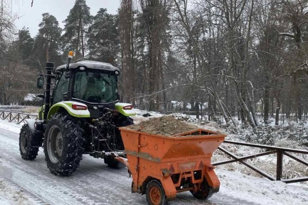 Дороги й тротуари столиці обробляють протиожеледними засобами та розчищають 192 одиниці спецтехніки КК «Київавтодор»5