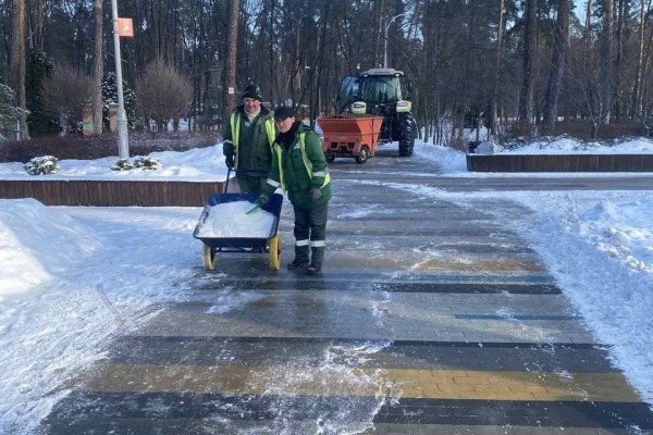 Дороги й тротуари столиці обробляють протиожеледними засобами та розчищають 192 одиниці спецтехніки КК «Київавтодор»8