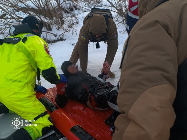 Катався на скайсерфінгу: у Києві чоловік провалився під лід1