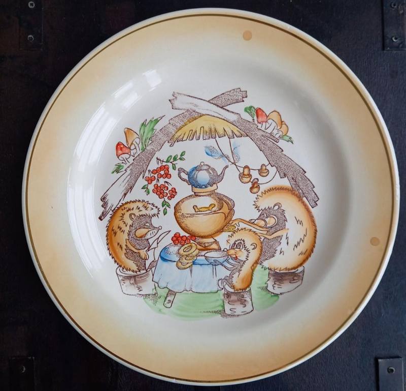 В. Смірницька-Капінос. Тарілка з набору для торту. Кам’янобрідський фаянсовий завод. 19871